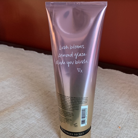 NWT Victoria’s Secret Velvet Petals Lotion - Picture 4 of 4